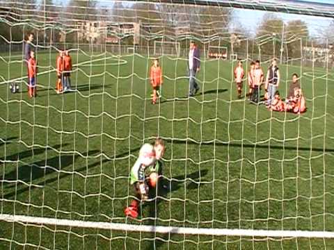 Montfoort F1 - VV De Meern F13 17.4.2010 bijna redding keeper Jens