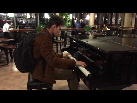 Thomas Krüger – Awesome Piano Medley at Shop Restaurant in Dresden