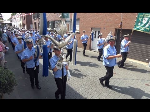 Schützenfest 2019 in Zons.  Einmarsch in den Historischen Stadtkern