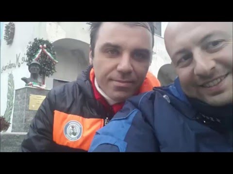 Il Pianura si raduna dinanzi alla statua