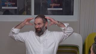 Alive and Thankful - Unlocking the first Morning Prayer | Rev Zeev Rones (ראש יהודי - מרכז למודעות עצמית) - התמונה מוצגת ישירות מתוך אתר האינטרנט יוטיוב. זכויות היוצרים בתמונה שייכות ליוצרה. קישור קרדיט למקור התוכן נמצא בתוך דף הסרטון