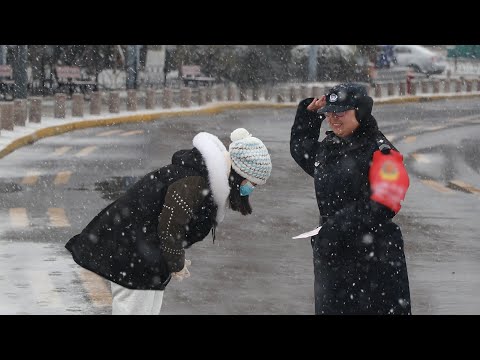 當風雪中工作的人們收到陌生人送的暖寶寶，他們的笑容太美了