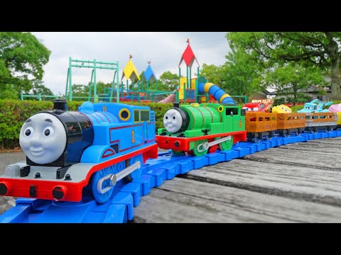 Thomas the Tank Engine Park Course ☆ Put Mini Thomas and Cars on the loading platform!