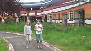 preview picture of video 'Ronald Mc Donald kindervallei Hundertwasser'