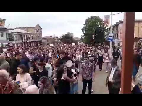 Ստեփանակերտի Ազատամարտիկների պողոտայում տասնյակ հազարավոր քաղաքացիներին միացան ևս հազարավոր քաղաքացիներ