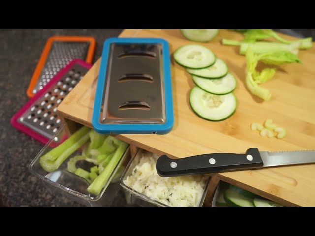Vídeo relacionado con FLORINA Juego de 4 Tablas de Cortar de Bambú con Soporte CHEF I Bloques de Corte de Bambú Natural con Canaletas para Jugos I Antibacterianas I Para Cortar Queso, Carne, Frutas, Verduras