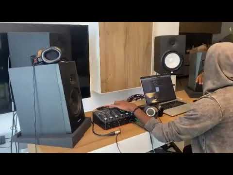 Rhumba ya Ssaru ft Charisma studio session (Official Video)