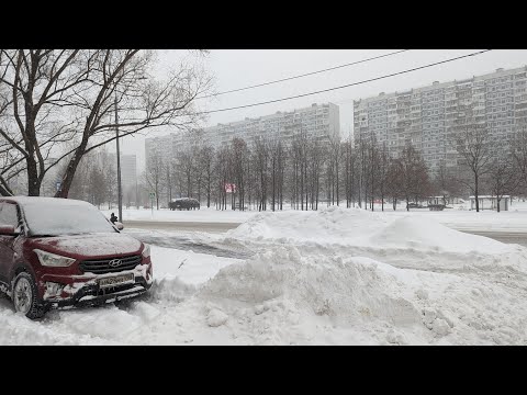 Москва завалена снегом. ТЦ -  ломится от товаров. Тихо и спокойно в Москве, всю проехал / Арстайл /