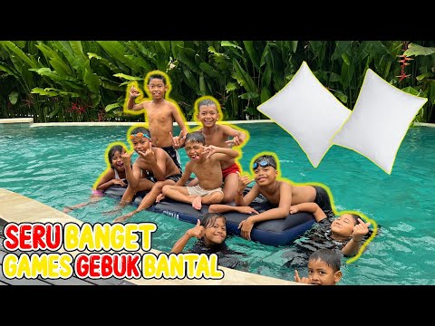 PERANG BANTAL DI KOLAM RUMAH !!