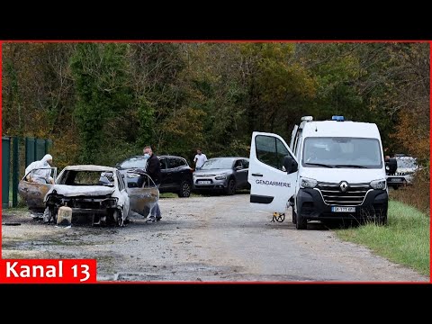 На фото: горящий автомобиль после того, как водитель врезался в людей на французском острове Олер...