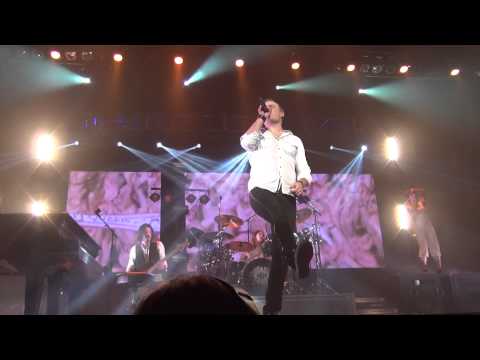 Queen Extravaganza - Marc Martel - We Will Rock You & We Are The Champions (HD)