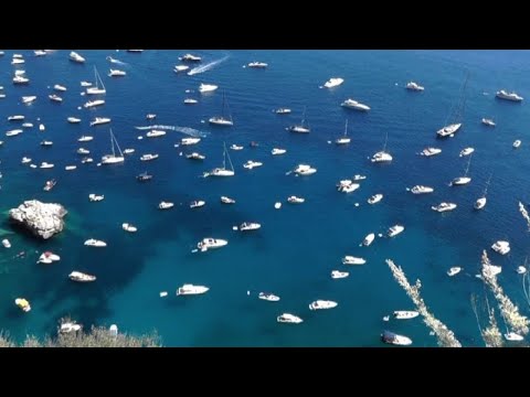 Capri, pienone di barche e yacht e movida: polemiche su sicurezza