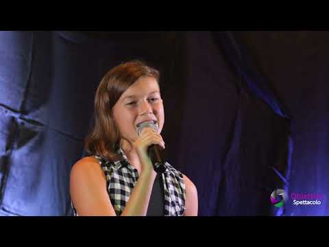 Zoe Giusti durante la gara canora Vai al Cantagiro 2023
