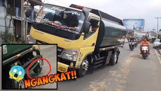 Download lagu MENEGANGKAN!!!! TRUCK MUGI AIR ANGKAT BAN DEPAN FULL OLENG [[BOGOR PUNYA]] SUPIR SOS STUT JACK mp3
