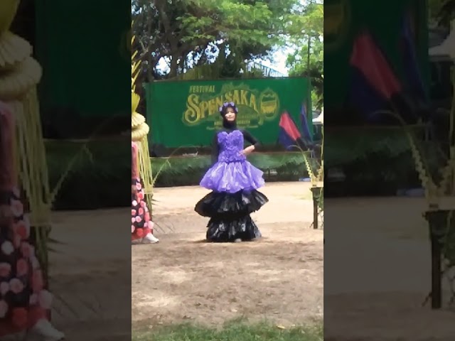 Fashion Show, Pakaian dari Plastik, karya Siswi SMP N 1 Kebonagung Pacitan