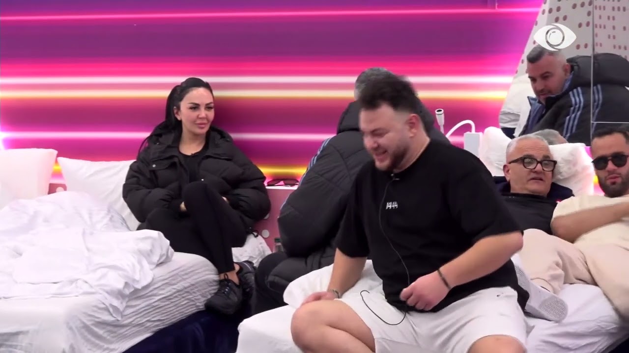 “Pse je plak matuf?”/ Artani shtrihet te krevati i Rogertit, i bashkohet Arditi dhe Stenaldo