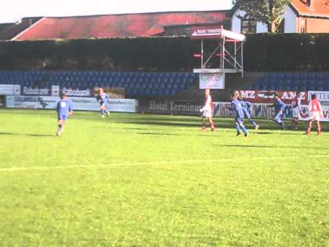 Timo Nagelhout scoort in één keer uit een corner voor SSV65 E1