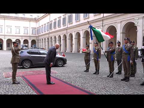 Trombettiere e picchetto d'onore dei Granatieri di Sardegna al Quirinale