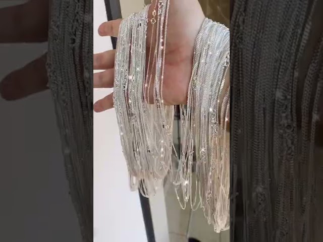 Vídeo relacionado con Amberta - Collar para Hombre y Mujer en Plata de Ley 925 Chapado Rodio Negro con Cadena de Eslabón Cuadrado - Colección Royal Black: 45 cm de largo y 1 mm de ancho