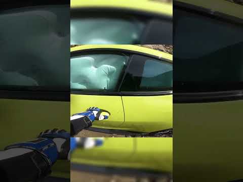 một người đi xe máy thấy chiếc BMW bị hư hỏng