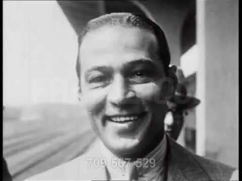 Rudolph Valentino Arriving at a Train Station (1926)
