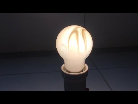 Wolfram(VI)oxid entsteht in einer Glühbirne mit Loch