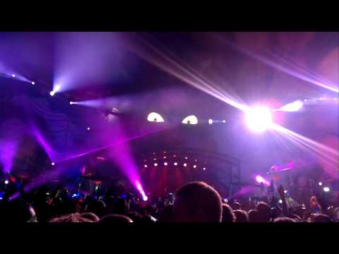 Swedish House Mafia playin' Starkillers - Pressure (Alesso Remix) @ Tomorrowland 2011