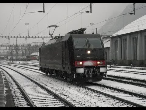 Bahnverkehr in Erstfeld am 10.12.10 - MRCE Re 484 im Schubdienst