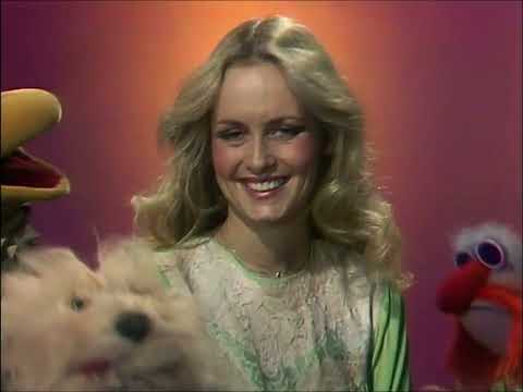 The Muppet Show: Theme Song (Twiggy) (1977)