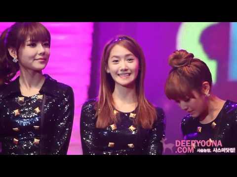 ( FANCAM ) 101217 SNSD YOONA LOOKS AT YOU - LOTTE CONCERT