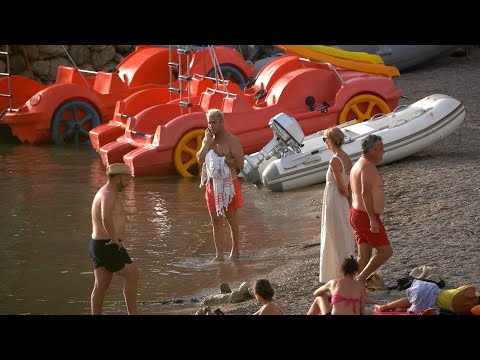Fonsi Nieto y Maider Barther disfrutan de un relajado día en la playa con amigos