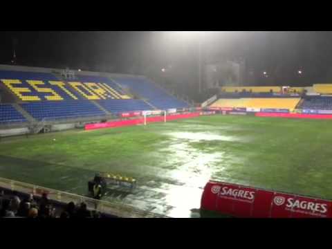 Het veld in Estoril is doorweekt, Europa League-duel PSV gestaakt