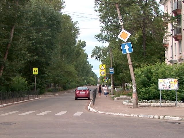 Аварийный столб некому убрать