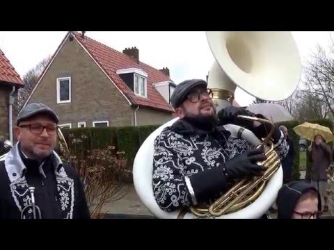 Vlaghijsen bij de stadsprins Daan I van Geleen in de Tulpenlaan Lindenheuvel.