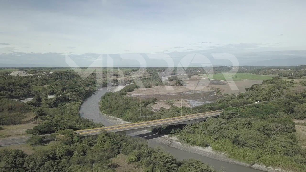 Puente sobre río colombiano