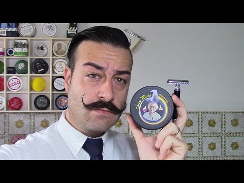 Quello che la faccia imballa da pigmentazione Zolfo da pigmentazione su una faccia