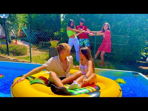 I MIEI AMICI VOGLIONO RUBARMI IL CANALE !!! - AMICI vs NEMICI - by Charlotte M.