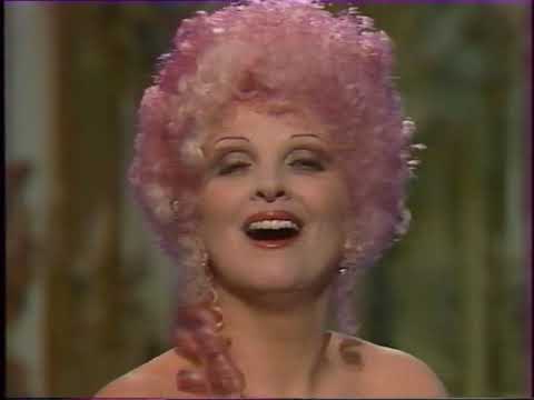 Egy hang és néhány maszk Tiboldi Mária