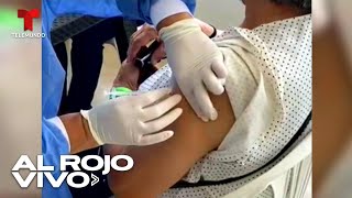 Captan enfermera vacunando con una jeringa supuestamente vacía a una abuelita en Colombia