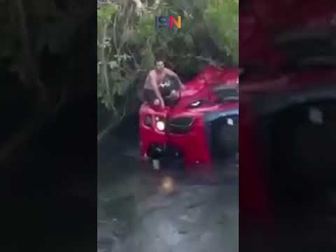 CAMINHÃO TOMBA APÓS TENTAR PASSAR POR PONTE DE MADEIRA