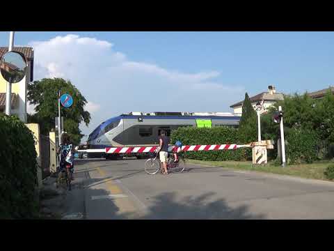 Passaggio a livello di via Onorevole Visentin - Postioma (TV) / Level Crossing / jernbaneoverskæring