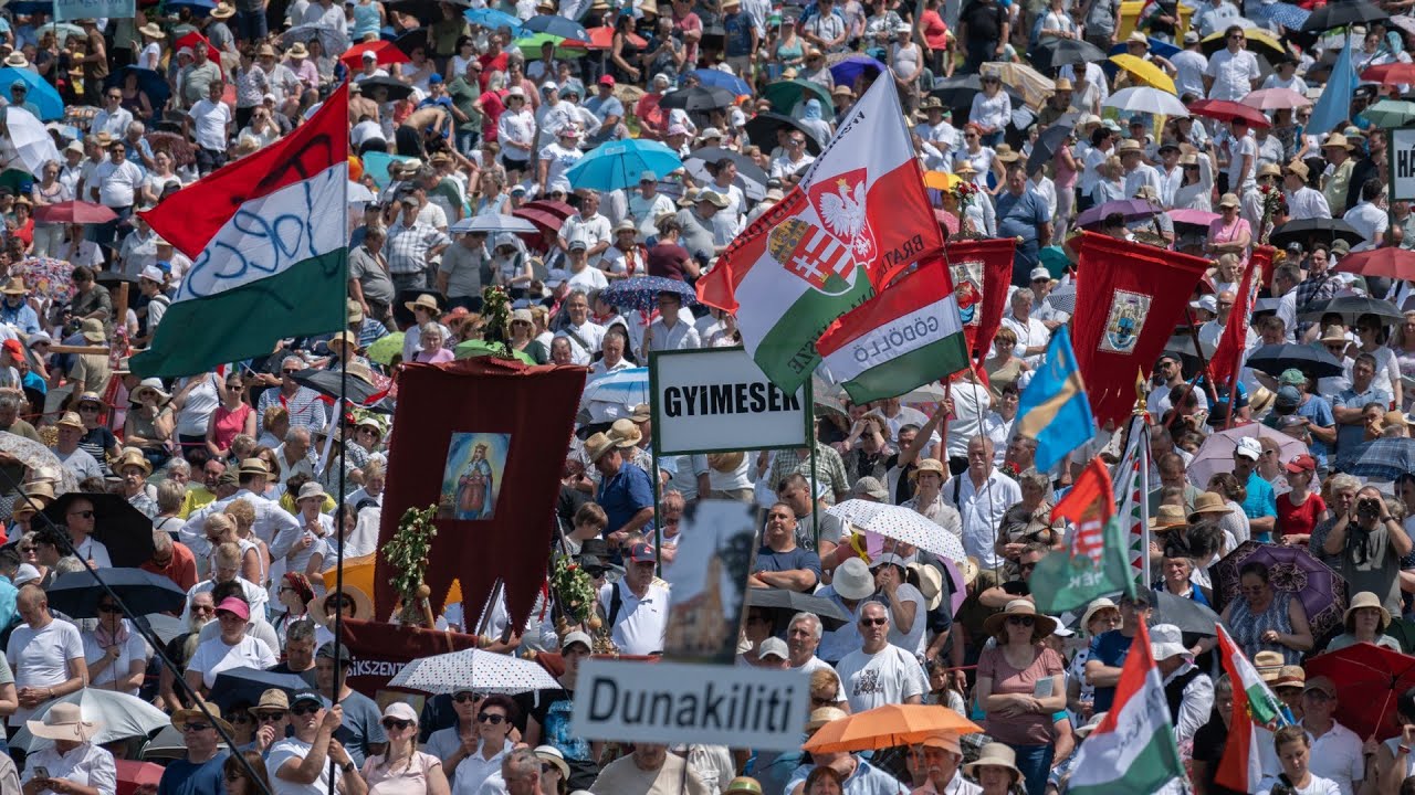 Lélekemelő, ahogy több százezren éneklik a himnuszainkat a csíksomlyói nyeregben