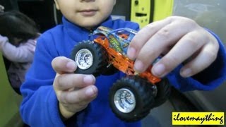 Hot Wheels: Unboxing Monster Jam Stone Crusher + Monster Mutt Dalmatian