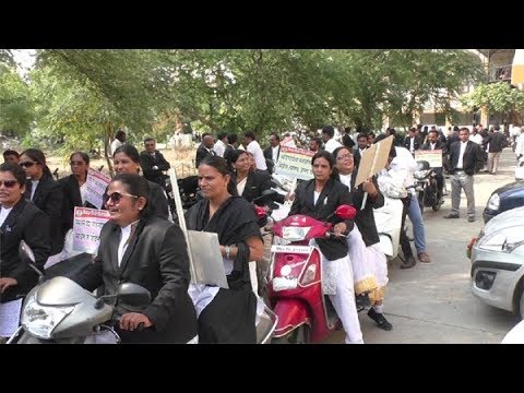 कायदेविषयक जनजागृती: वकिलांची मोटारसायकल रॅली