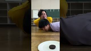 イモムシ競走で先にお菓子食べた方が勝ち🍪🏆