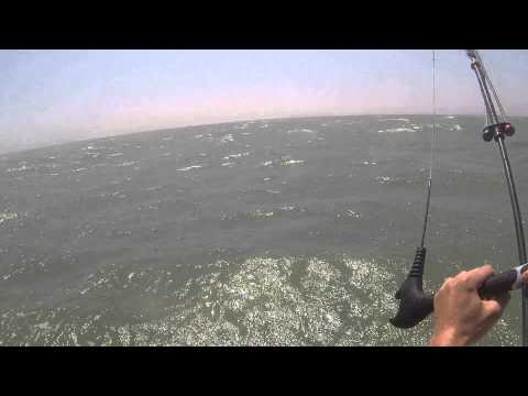 Andrey MaxiGroove катается и прыгает на кайте