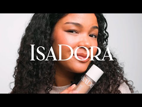 En kvinna sminkar sig med IsaDora The Wake Up The Glow Luminous Foundation.