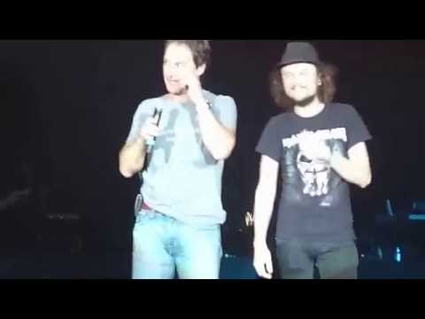 Paľo Habera si na koncertu povídá s divákem - České Budějovice, 7.6.2016, Budvar aréna