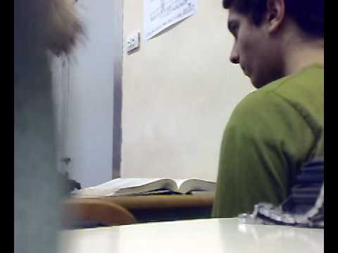 ragazzo mangia durante l'interrogazione di italiano