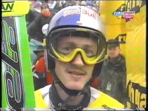 Cz. 3 -Adam Małysz ,Willingen 151,5 m  skok tuż przed i kilka po skoku Małysza